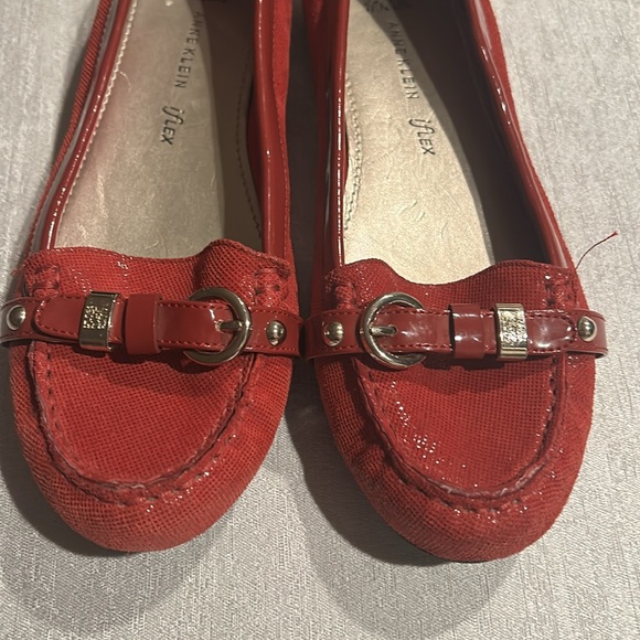 Anne Klein Women’s Red 2000s Styled Flats w/ Y2K Buckle and Bright red Sz 7.5 - Picture 3 of 13